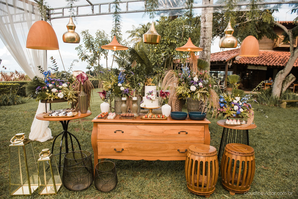 Casamento drive in realizado no Restaurante Ninho da Roxinha Nova Almeida fotógrafos de casamento em vila velha fotógrafos de casamento em vitória fotógrafos de casamento do espirito santo es com noivo noiva mini wedding na pandemia buquê vestido de noiva