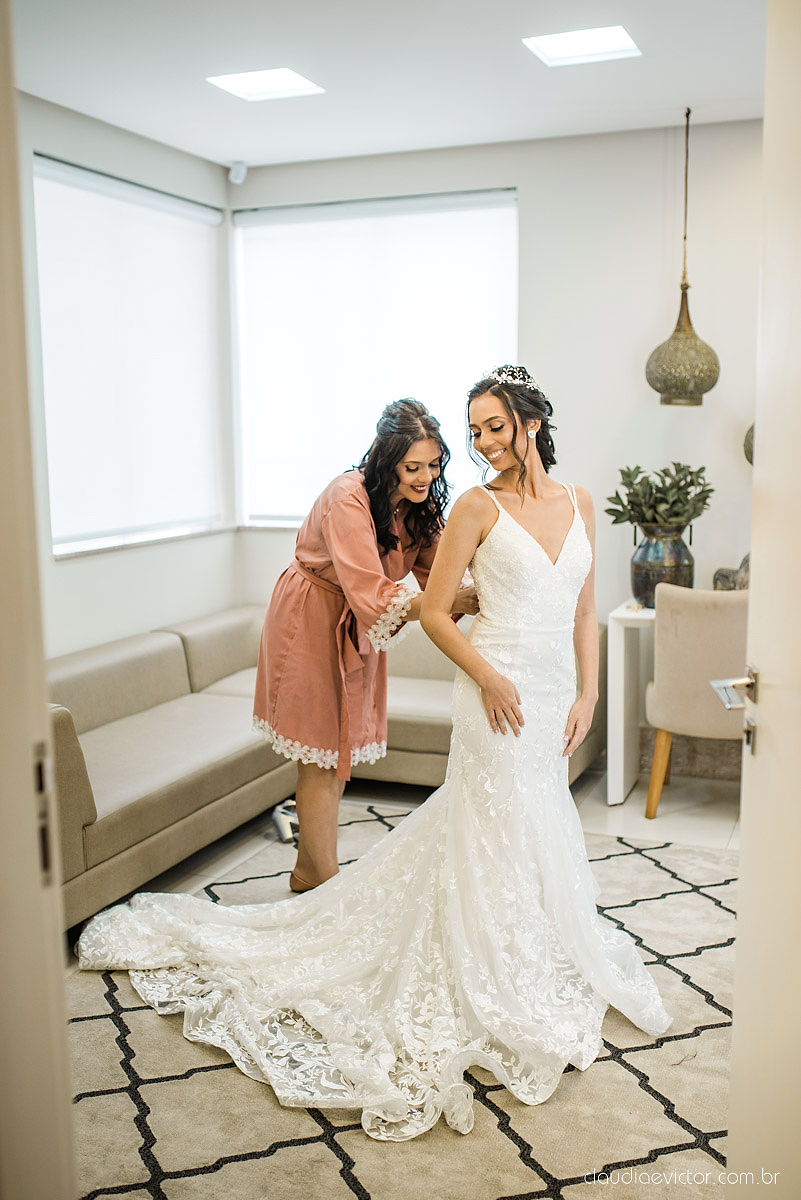 Casamento drive in realizado no Restaurante Ninho da Roxinha Nova Almeida fotógrafos de casamento em vila velha fotógrafos de casamento em vitória fotógrafos de casamento do espirito santo es com noivo noiva mini wedding na pandemia buquê vestido de noiva
