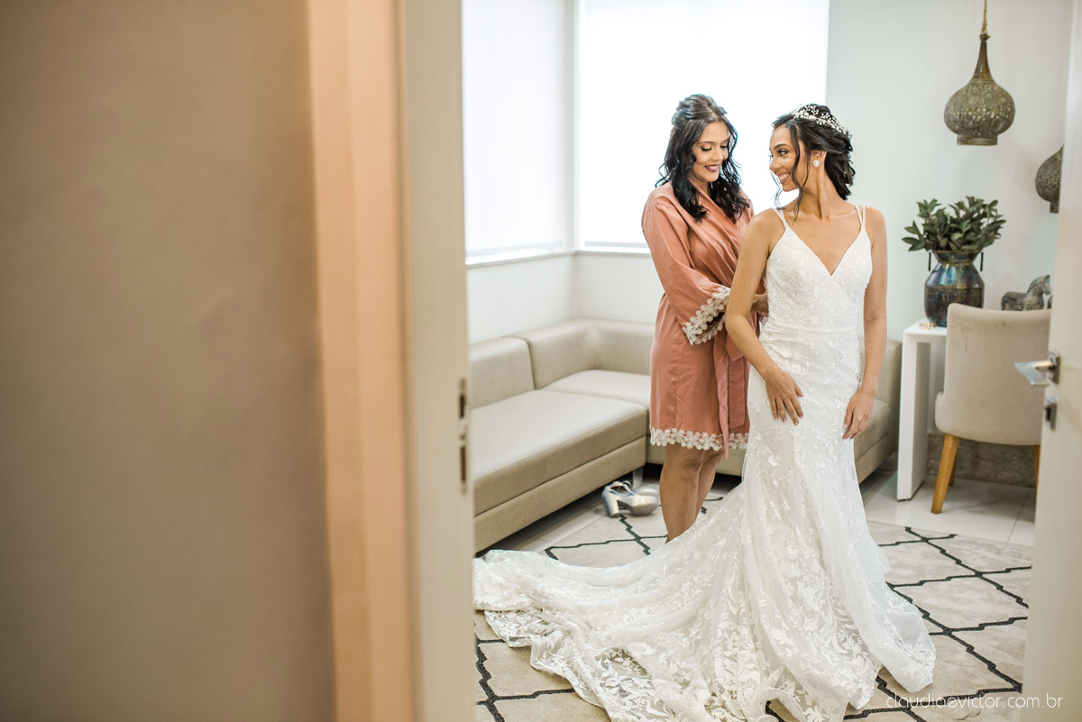 Casamento drive in realizado no Restaurante Ninho da Roxinha Nova Almeida fotógrafos de casamento em vila velha fotógrafos de casamento em vitória fotógrafos de casamento do espirito santo es com noivo noiva mini wedding na pandemia buquê vestido de noiva