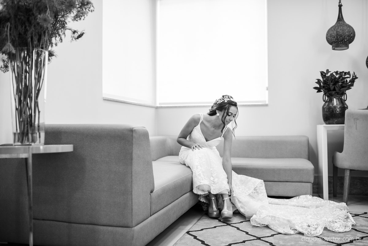 Casamento drive in realizado no Restaurante Ninho da Roxinha Nova Almeida fotógrafos de casamento em vila velha fotógrafos de casamento em vitória fotógrafos de casamento do espirito santo es com noivo noiva mini wedding na pandemia buquê vestido de noiva