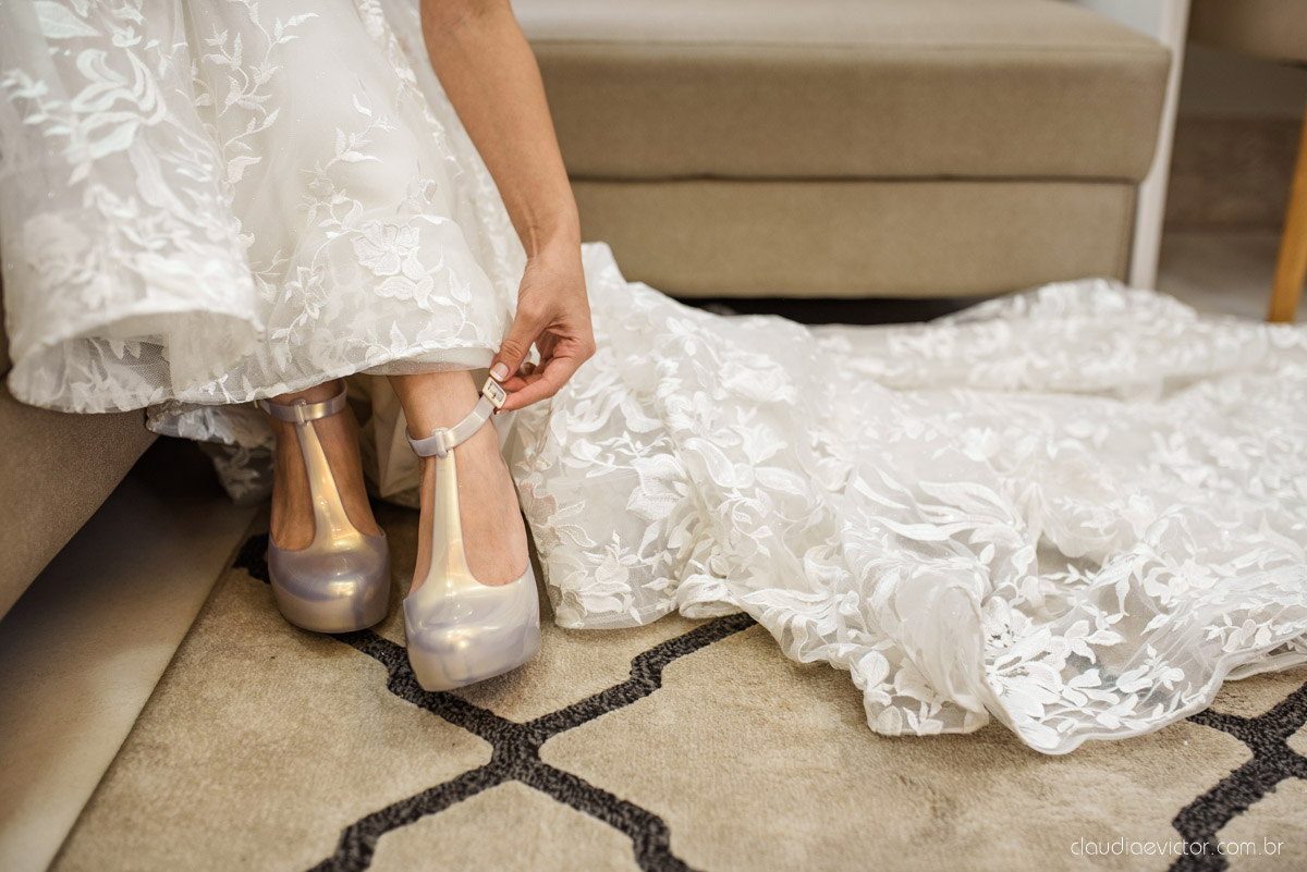 Casamento drive in realizado no Restaurante Ninho da Roxinha Nova Almeida fotógrafos de casamento em vila velha fotógrafos de casamento em vitória fotógrafos de casamento do espirito santo es com noivo noiva mini wedding na pandemia buquê vestido de noiva