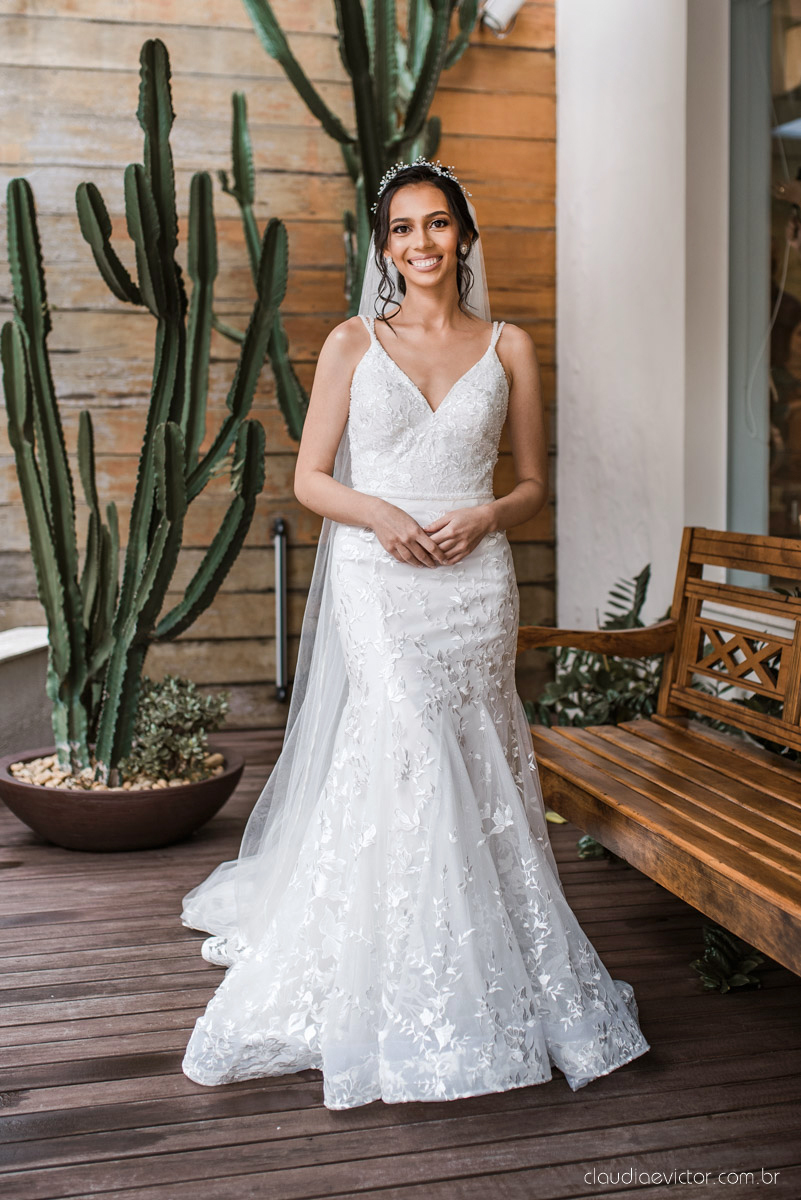 Casamento drive in realizado no Restaurante Ninho da Roxinha Nova Almeida fotógrafos de casamento em vila velha fotógrafos de casamento em vitória fotógrafos de casamento do espirito santo es com noivo noiva mini wedding na pandemia buquê vestido de noiva