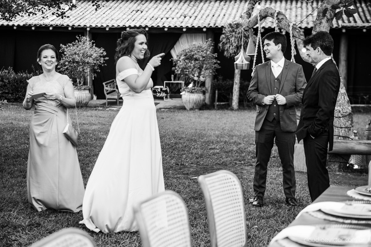 Casamento drive in realizado no Restaurante Ninho da Roxinha Nova Almeida fotógrafos de casamento em vila velha fotógrafos de casamento em vitória fotógrafos de casamento do espirito santo es com noivo noiva mini wedding na pandemia buquê vestido de noiva