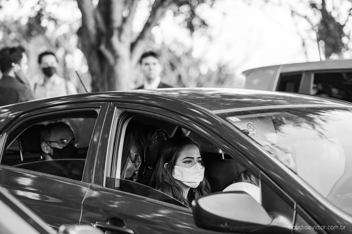 Casamento drive in realizado no Restaurante Ninho da Roxinha Nova Almeida fotógrafos de casamento em vila velha fotógrafos de casamento em vitória fotógrafos de casamento do espirito santo es com noivo noiva mini wedding na pandemia buquê vestido de noiva