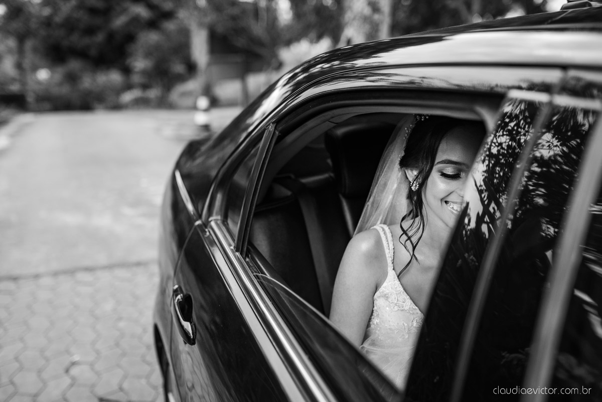 Casamento drive in realizado no Restaurante Ninho da Roxinha Nova Almeida fotógrafos de casamento em vila velha fotógrafos de casamento em vitória fotógrafos de casamento do espirito santo es com noivo noiva mini wedding na pandemia buquê vestido de noiva