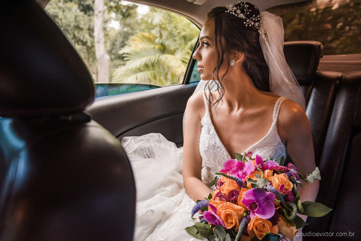 Casamento drive in realizado no Restaurante Ninho da Roxinha Nova Almeida fotógrafos de casamento em vila velha fotógrafos de casamento em vitória fotógrafos de casamento do espirito santo es com noivo noiva mini wedding na pandemia buquê vestido de noiva