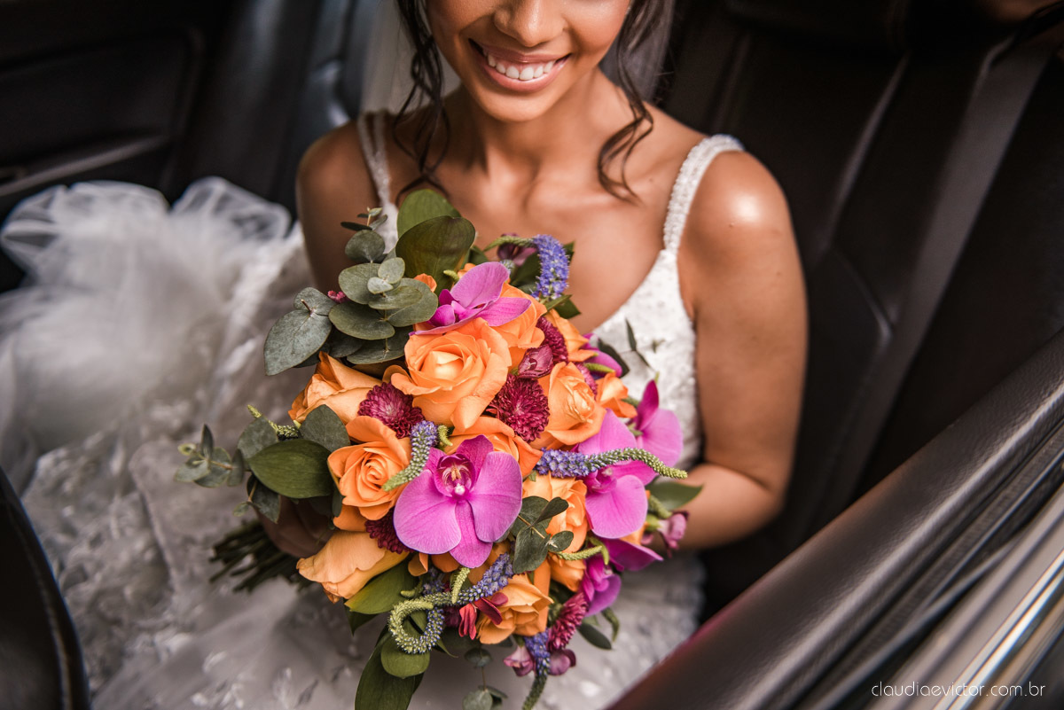 Casamento drive in realizado no Restaurante Ninho da Roxinha Nova Almeida fotógrafos de casamento em vila velha fotógrafos de casamento em vitória fotógrafos de casamento do espirito santo es com noivo noiva mini wedding na pandemia buquê vestido de noiva