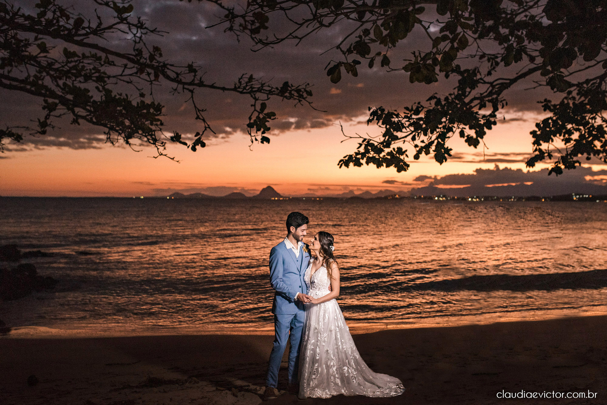 Casamento mini wedding elopment wedding fotógrafos de casamento em vila velha fotógrafos de casamento em vitória na praia Boca da Baleia Castelhanos Anchieta espirito santo es com noivo noiva buquê vestido de noiva e decoração na praia covid-19 Pandemia