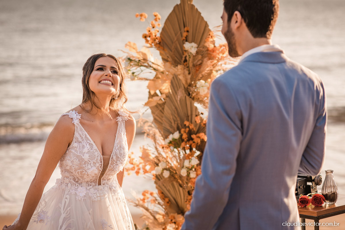 Casamento mini wedding elopment wedding fotógrafos de casamento em vila velha fotógrafos de casamento em vitória na praia Boca da Baleia Castelhanos Anchieta espirito santo es com noivo noiva buquê vestido de noiva e decoração na praia covid-19 Pandemia