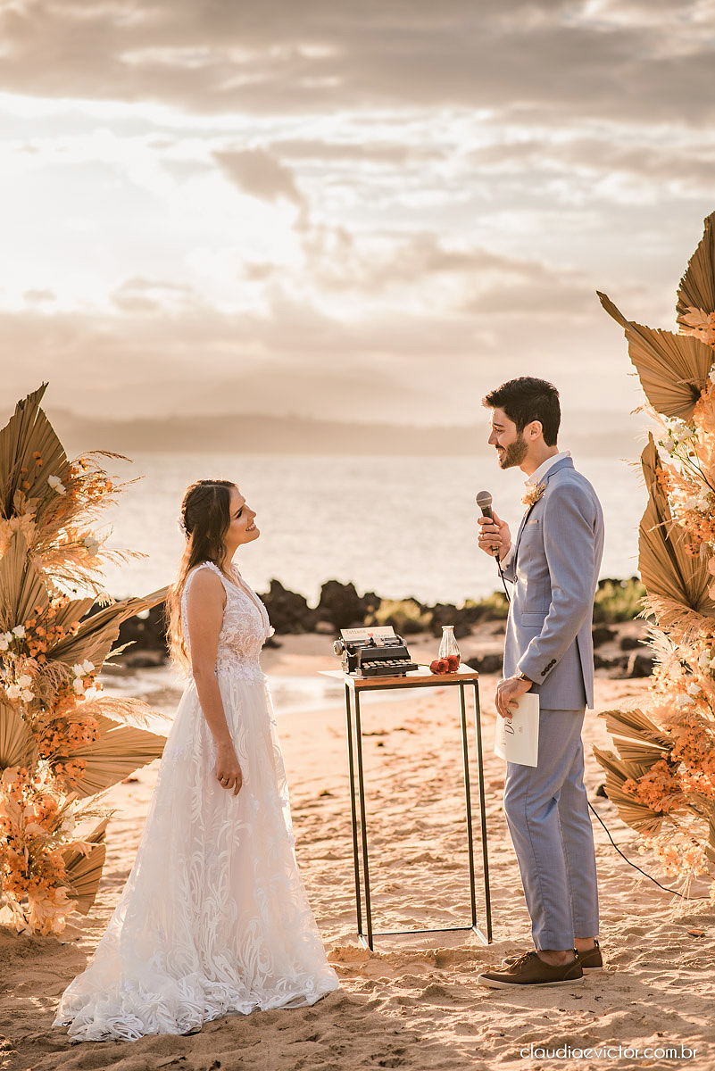 Casamento mini wedding elopment wedding fotógrafos de casamento em vila velha fotógrafos de casamento em vitória na praia Boca da Baleia Castelhanos Anchieta espirito santo es com noivo noiva buquê vestido de noiva e decoração na praia covid-19 Pandemia