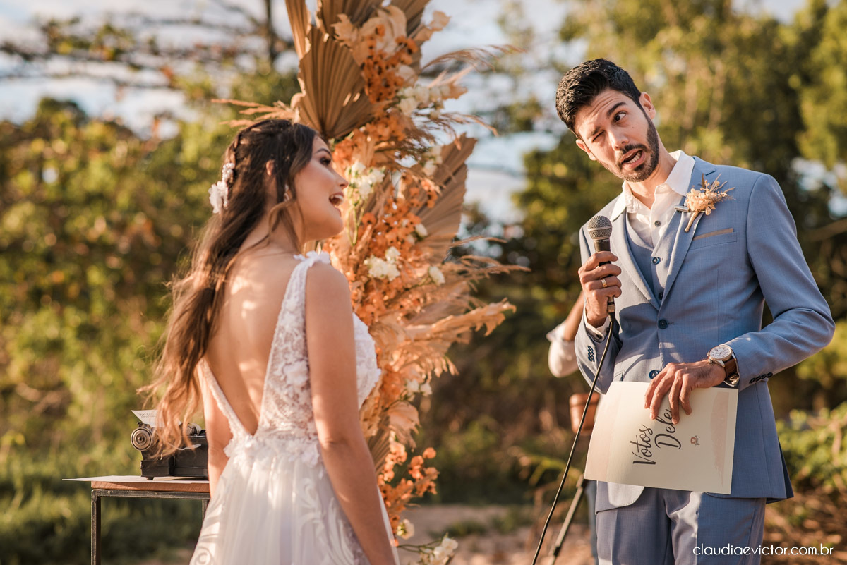 Casamento mini wedding elopment wedding fotógrafos de casamento em vila velha fotógrafos de casamento em vitória na praia Boca da Baleia Castelhanos Anchieta espirito santo es com noivo noiva buquê vestido de noiva e decoração na praia covid-19 Pandemia