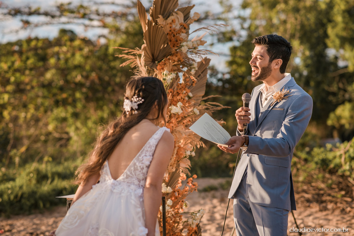 Casamento mini wedding elopment wedding fotógrafos de casamento em vila velha fotógrafos de casamento em vitória na praia Boca da Baleia Castelhanos Anchieta espirito santo es com noivo noiva buquê vestido de noiva e decoração na praia covid-19 Pandemia