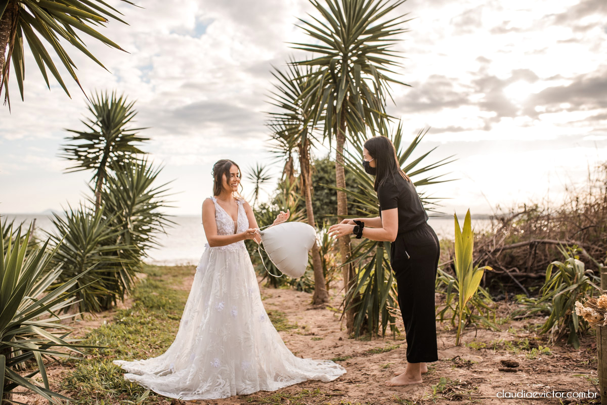 Casamento mini wedding elopment wedding fotógrafos de casamento em vila velha fotógrafos de casamento em vitória na praia Boca da Baleia Castelhanos Anchieta espirito santo es com noivo noiva buquê vestido de noiva e decoração na praia covid-19 Pandemia