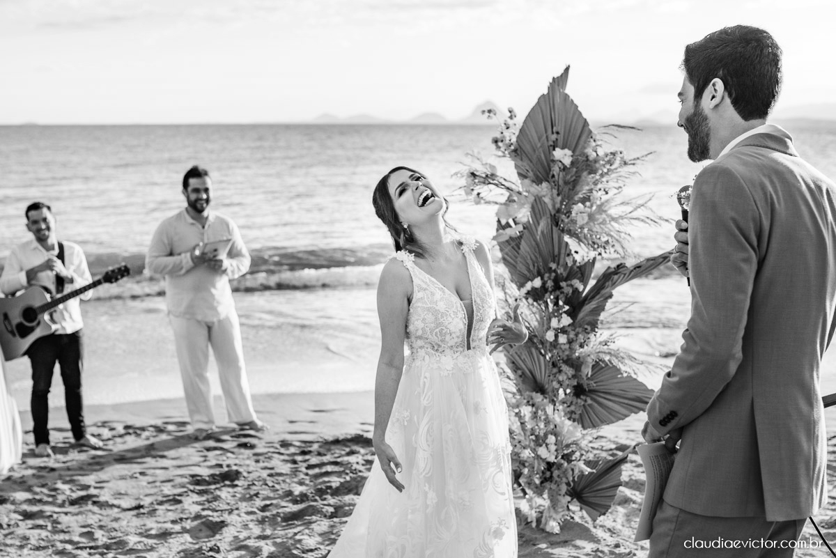 Casamento mini wedding elopment wedding fotógrafos de casamento em vila velha fotógrafos de casamento em vitória na praia Boca da Baleia Castelhanos Anchieta espirito santo es com noivo noiva buquê vestido de noiva e decoração na praia covid-19 Pandemia