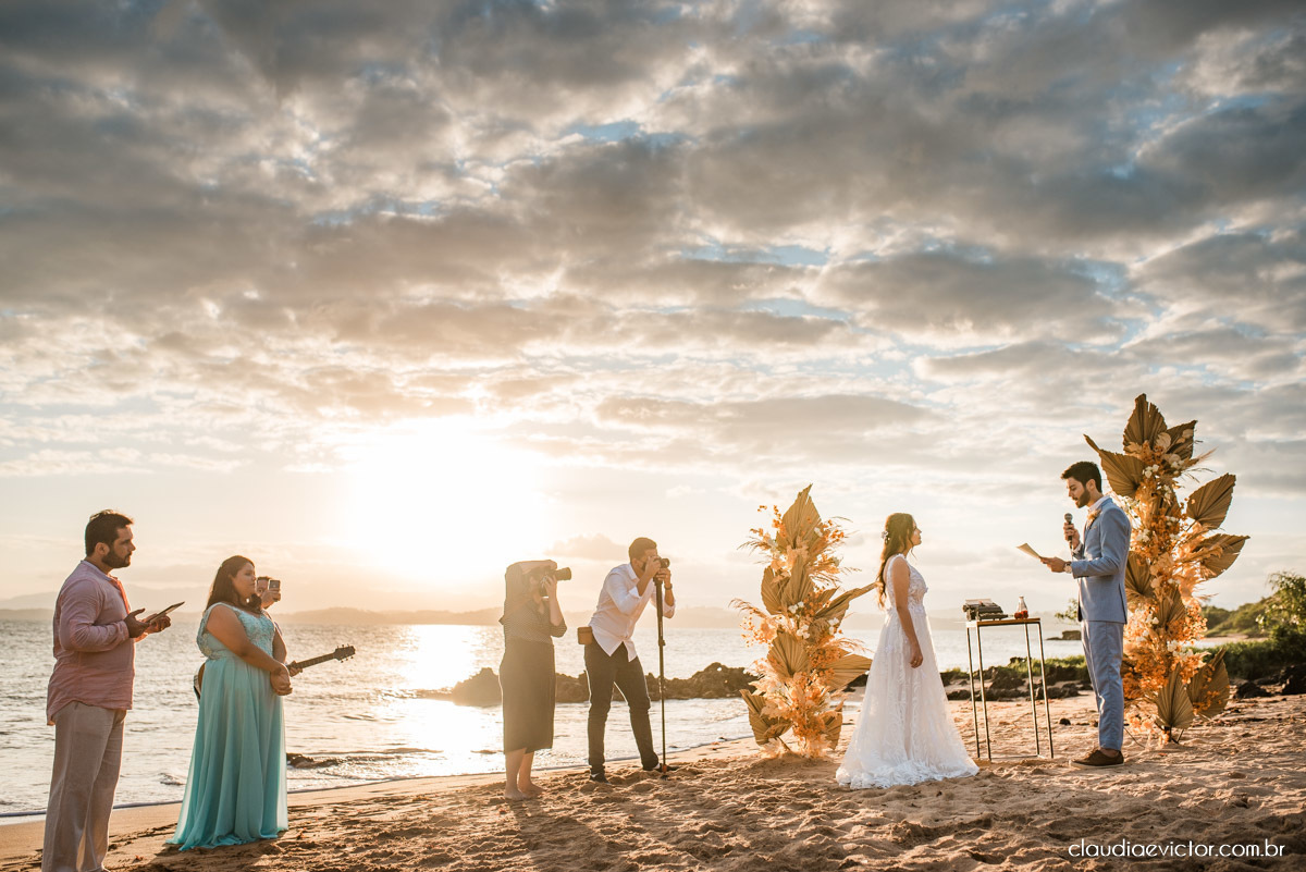Casamento mini wedding elopment wedding fotógrafos de casamento em vila velha fotógrafos de casamento em vitória na praia Boca da Baleia Castelhanos Anchieta espirito santo es com noivo noiva buquê vestido de noiva e decoração na praia covid-19 Pandemia