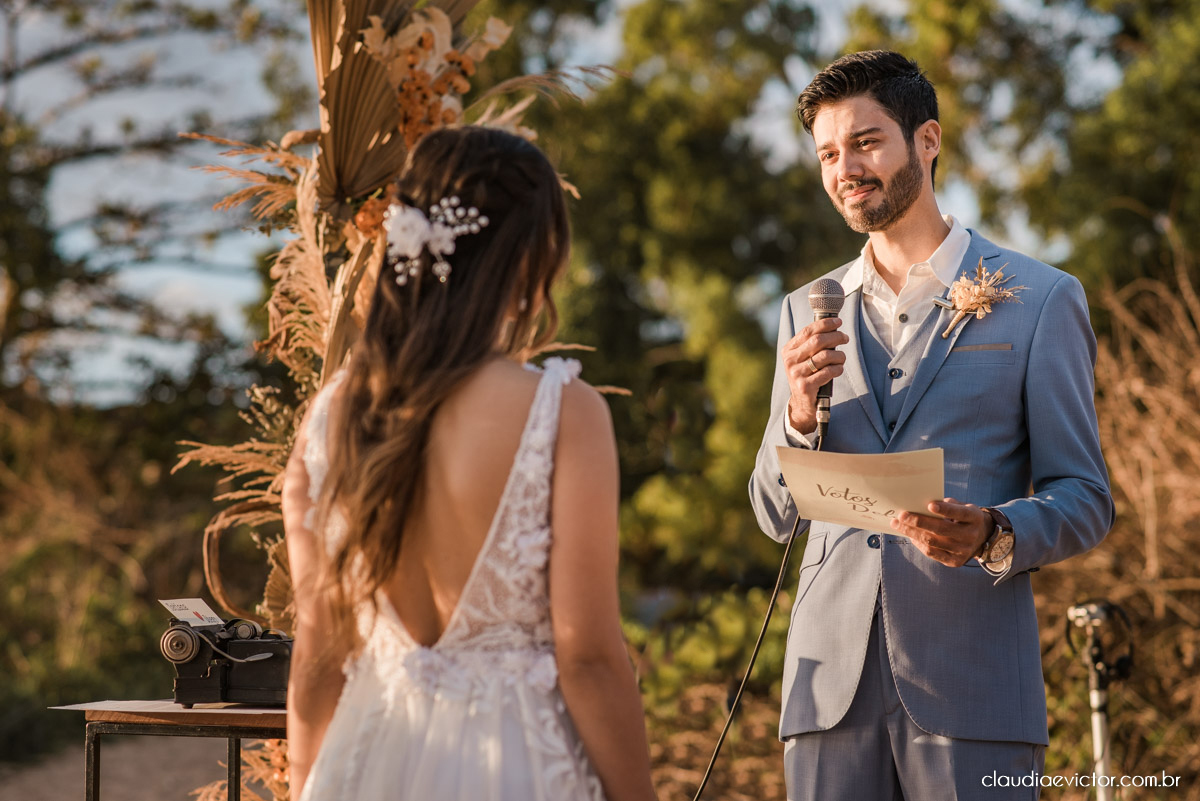 Casamento mini wedding elopment wedding fotógrafos de casamento em vila velha fotógrafos de casamento em vitória na praia Boca da Baleia Castelhanos Anchieta espirito santo es com noivo noiva buquê vestido de noiva e decoração na praia covid-19 Pandemia