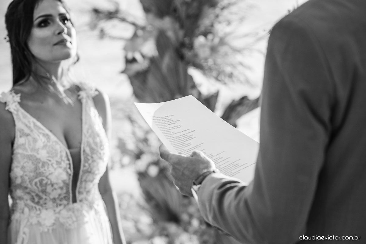 Casamento mini wedding elopment wedding fotógrafos de casamento em vila velha fotógrafos de casamento em vitória na praia Boca da Baleia Castelhanos Anchieta espirito santo es com noivo noiva buquê vestido de noiva e decoração na praia covid-19 Pandemia