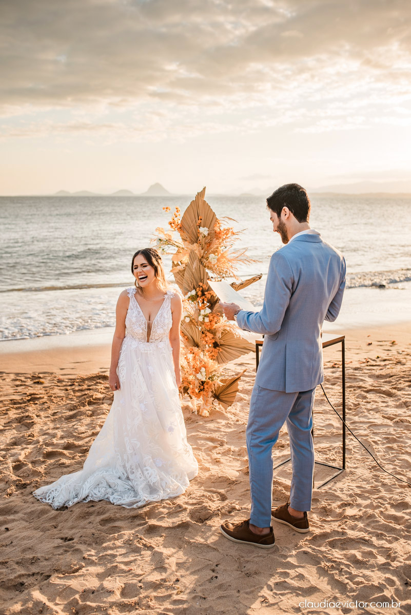 Casamento mini wedding elopment wedding fotógrafos de casamento em vila velha fotógrafos de casamento em vitória na praia Boca da Baleia Castelhanos Anchieta espirito santo es com noivo noiva buquê vestido de noiva e decoração na praia covid-19 Pandemia