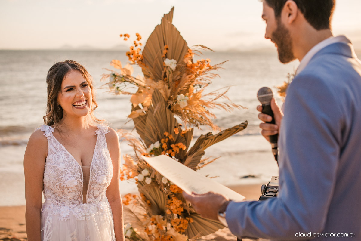 Casamento mini wedding elopment wedding fotógrafos de casamento em vila velha fotógrafos de casamento em vitória na praia Boca da Baleia Castelhanos Anchieta espirito santo es com noivo noiva buquê vestido de noiva e decoração na praia covid-19 Pandemia