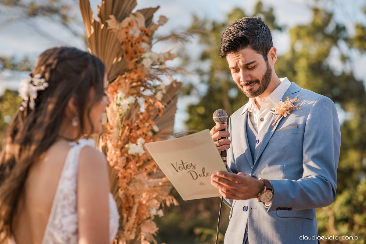 Casamento mini wedding elopment wedding fotógrafos de casamento em vila velha fotógrafos de casamento em vitória na praia Boca da Baleia Castelhanos Anchieta espirito santo es com noivo noiva buquê vestido de noiva e decoração na praia covid-19 Pandemia