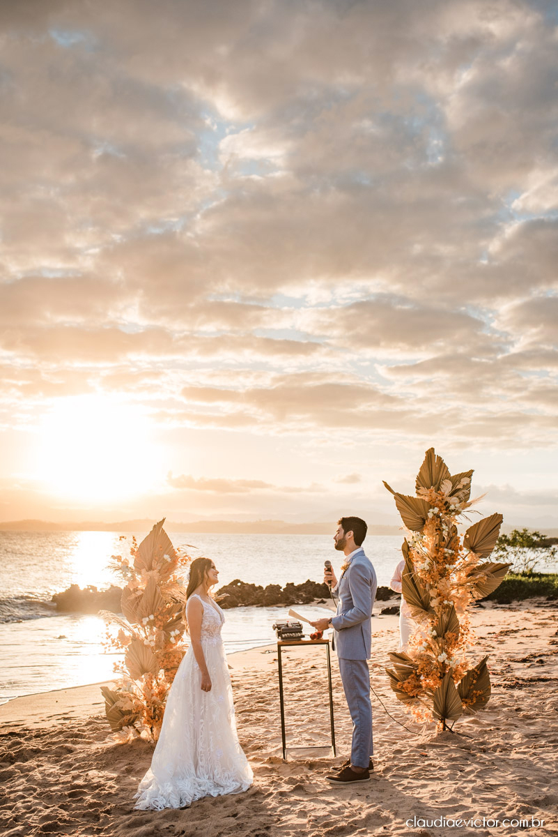 Casamento mini wedding elopment wedding fotógrafos de casamento em vila velha fotógrafos de casamento em vitória na praia Boca da Baleia Castelhanos Anchieta espirito santo es com noivo noiva buquê vestido de noiva e decoração na praia covid-19 Pandemia