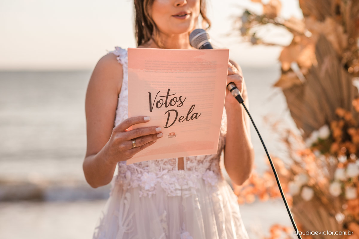 Casamento mini wedding elopment wedding fotógrafos de casamento em vila velha fotógrafos de casamento em vitória na praia Boca da Baleia Castelhanos Anchieta espirito santo es com noivo noiva buquê vestido de noiva e decoração na praia covid-19 Pandemia