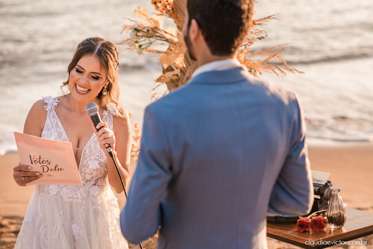 Casamento mini wedding elopment wedding fotógrafos de casamento em vila velha fotógrafos de casamento em vitória na praia Boca da Baleia Castelhanos Anchieta espirito santo es com noivo noiva buquê vestido de noiva e decoração na praia covid-19 Pandemia