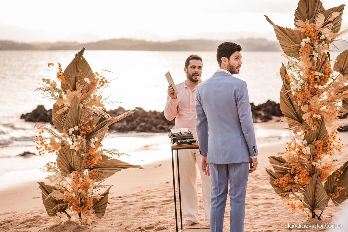 Casamento mini wedding elopment wedding fotógrafos de casamento em vila velha fotógrafos de casamento em vitória na praia Boca da Baleia Castelhanos Anchieta espirito santo es com noivo noiva buquê vestido de noiva e decoração na praia covid-19 Pandemia