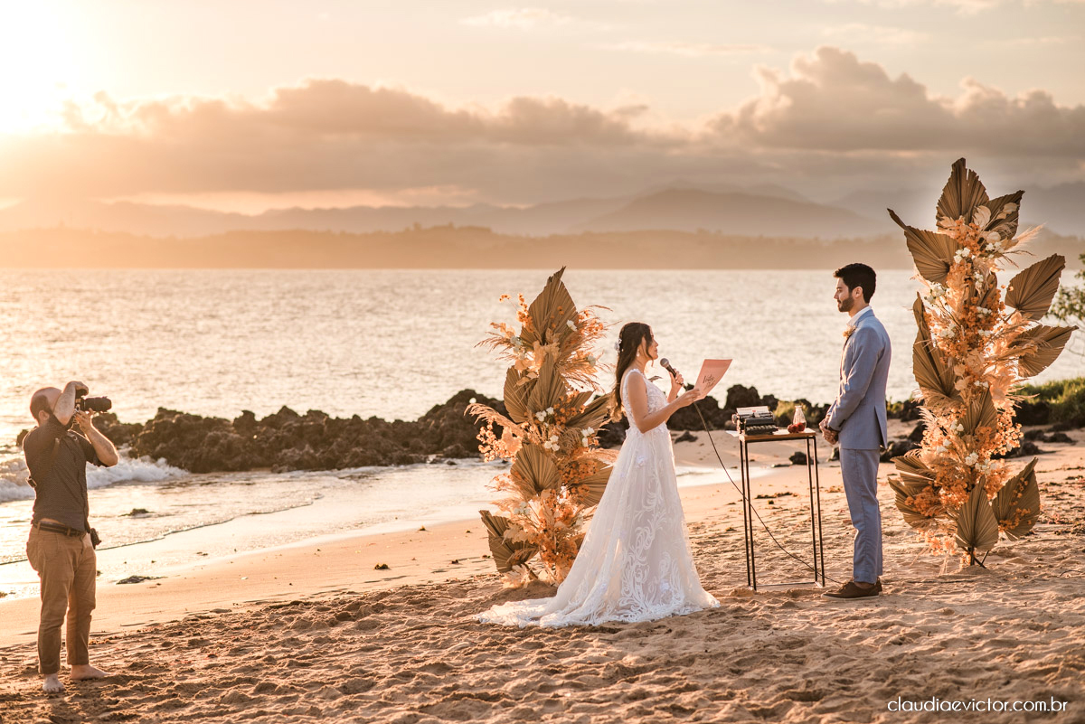 Casamento mini wedding elopment wedding fotógrafos de casamento em vila velha fotógrafos de casamento em vitória na praia Boca da Baleia Castelhanos Anchieta espirito santo es com noivo noiva buquê vestido de noiva e decoração na praia covid-19 Pandemia