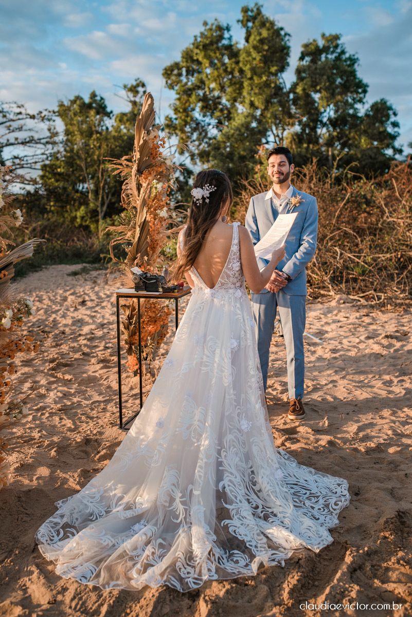 Casamento mini wedding elopment wedding fotógrafos de casamento em vila velha fotógrafos de casamento em vitória na praia Boca da Baleia Castelhanos Anchieta espirito santo es com noivo noiva buquê vestido de noiva e decoração na praia covid-19 Pandemia
