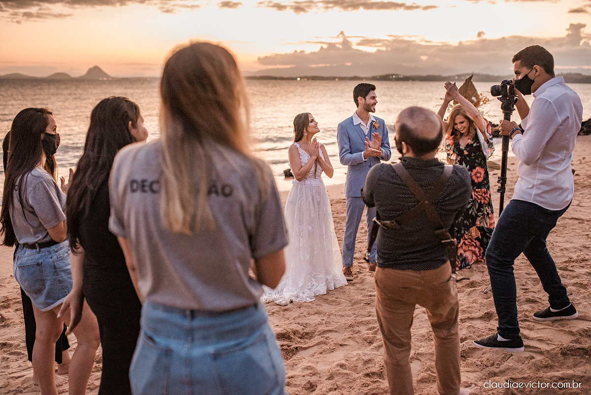 Casamento mini wedding elopment wedding fotógrafos de casamento em vila velha fotógrafos de casamento em vitória na praia Boca da Baleia Castelhanos Anchieta espirito santo es com noivo noiva buquê vestido de noiva e decoração na praia covid-19 Pandemia
