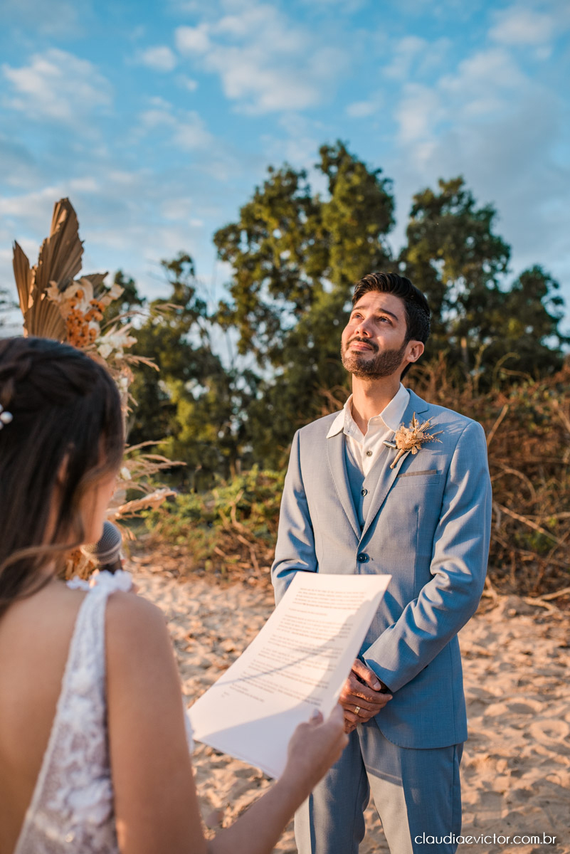 Casamento mini wedding elopment wedding fotógrafos de casamento em vila velha fotógrafos de casamento em vitória na praia Boca da Baleia Castelhanos Anchieta espirito santo es com noivo noiva buquê vestido de noiva e decoração na praia covid-19 Pandemia