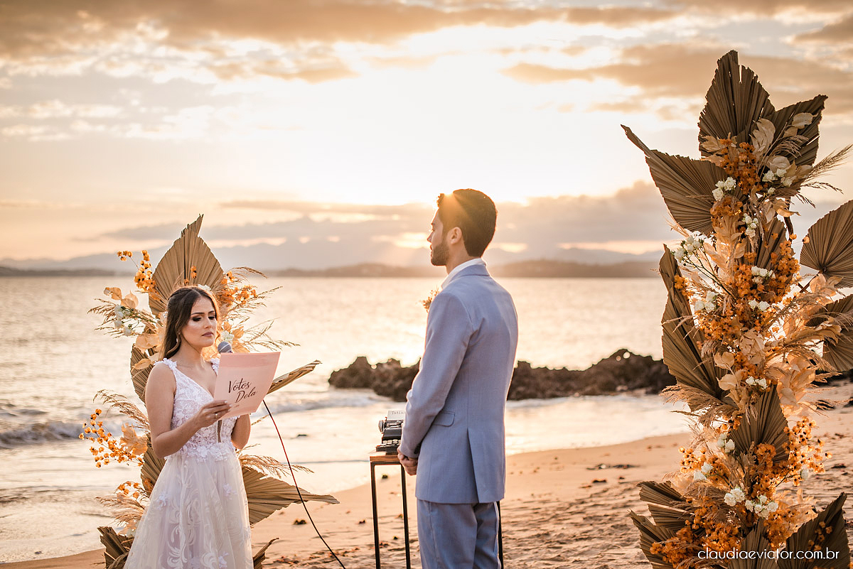Casamento mini wedding elopment wedding fotógrafos de casamento em vila velha fotógrafos de casamento em vitória na praia Boca da Baleia Castelhanos Anchieta espirito santo es com noivo noiva buquê vestido de noiva e decoração na praia covid-19 Pandemia