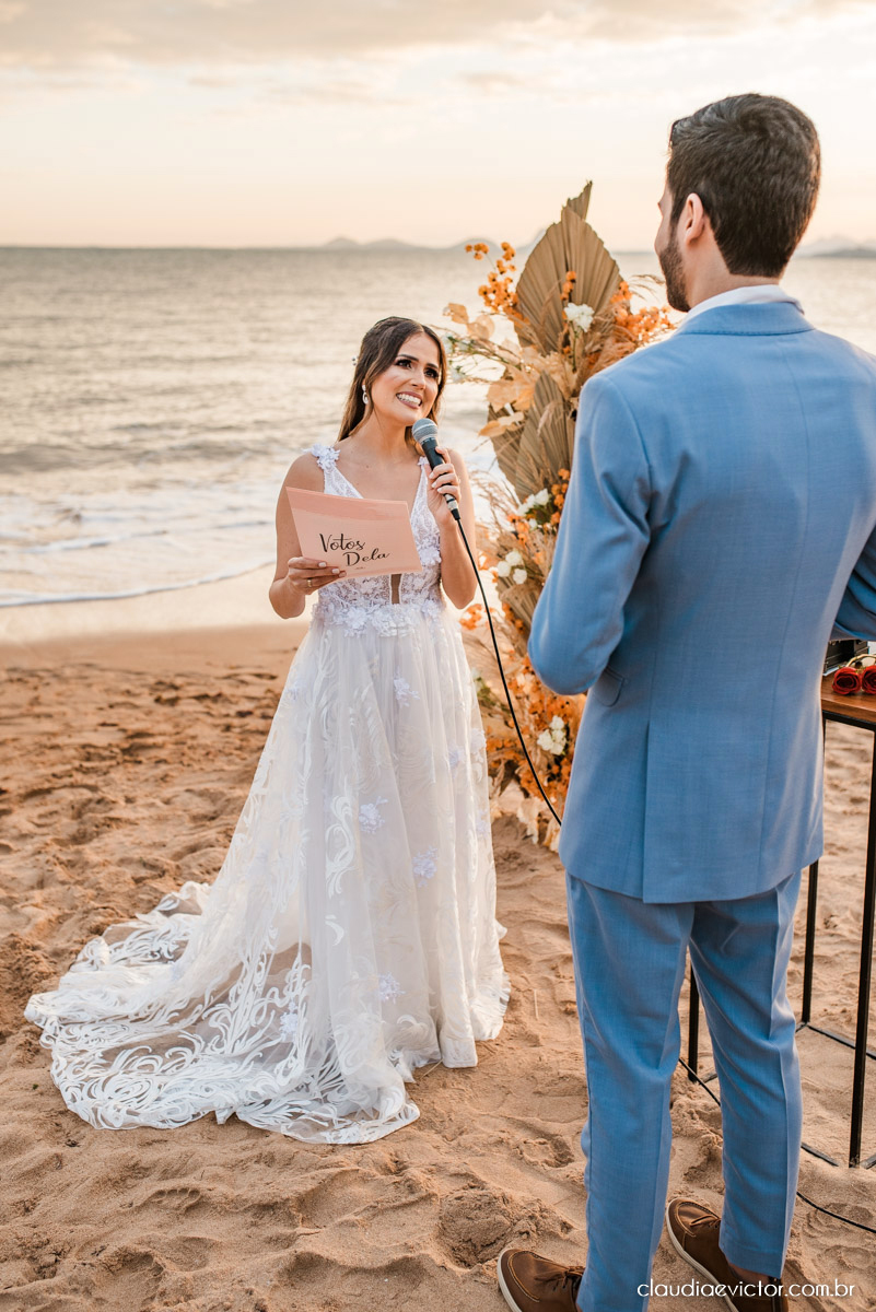 Casamento mini wedding elopment wedding fotógrafos de casamento em vila velha fotógrafos de casamento em vitória na praia Boca da Baleia Castelhanos Anchieta espirito santo es com noivo noiva buquê vestido de noiva e decoração na praia covid-19 Pandemia