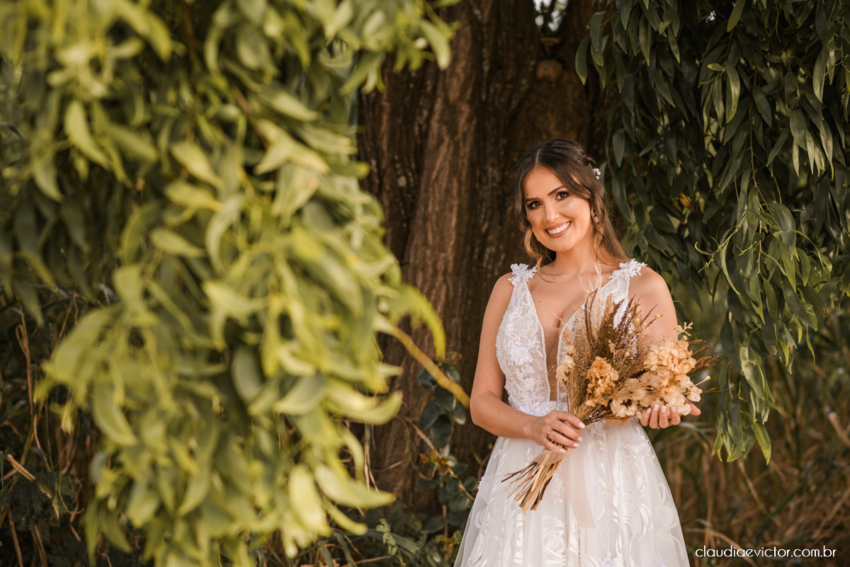 Casamento mini wedding elopment wedding fotógrafos de casamento em vila velha fotógrafos de casamento em vitória na praia Boca da Baleia Castelhanos Anchieta espirito santo es com noivo noiva buquê vestido de noiva e decoração na praia covid-19 Pandemia