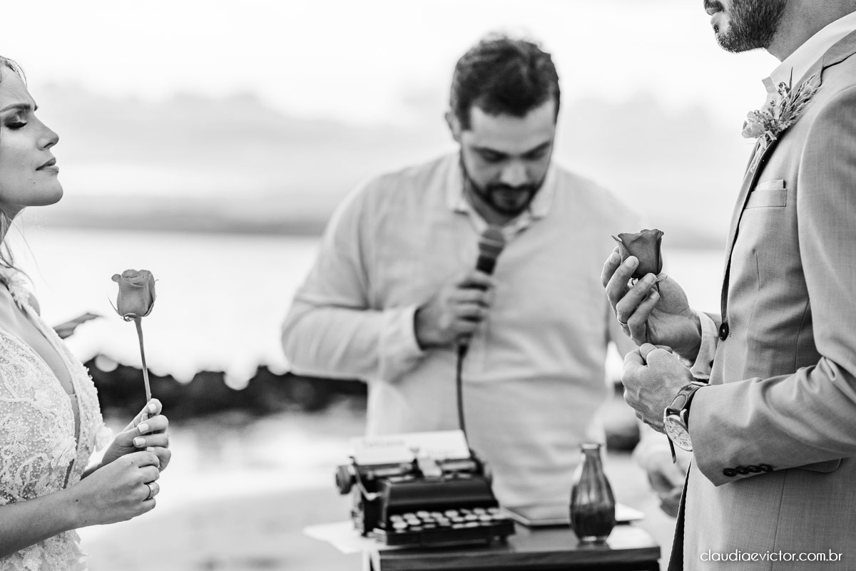 Casamento mini wedding elopment wedding fotógrafos de casamento em vila velha fotógrafos de casamento em vitória na praia Boca da Baleia Castelhanos Anchieta espirito santo es com noivo noiva buquê vestido de noiva e decoração na praia covid-19 Pandemia