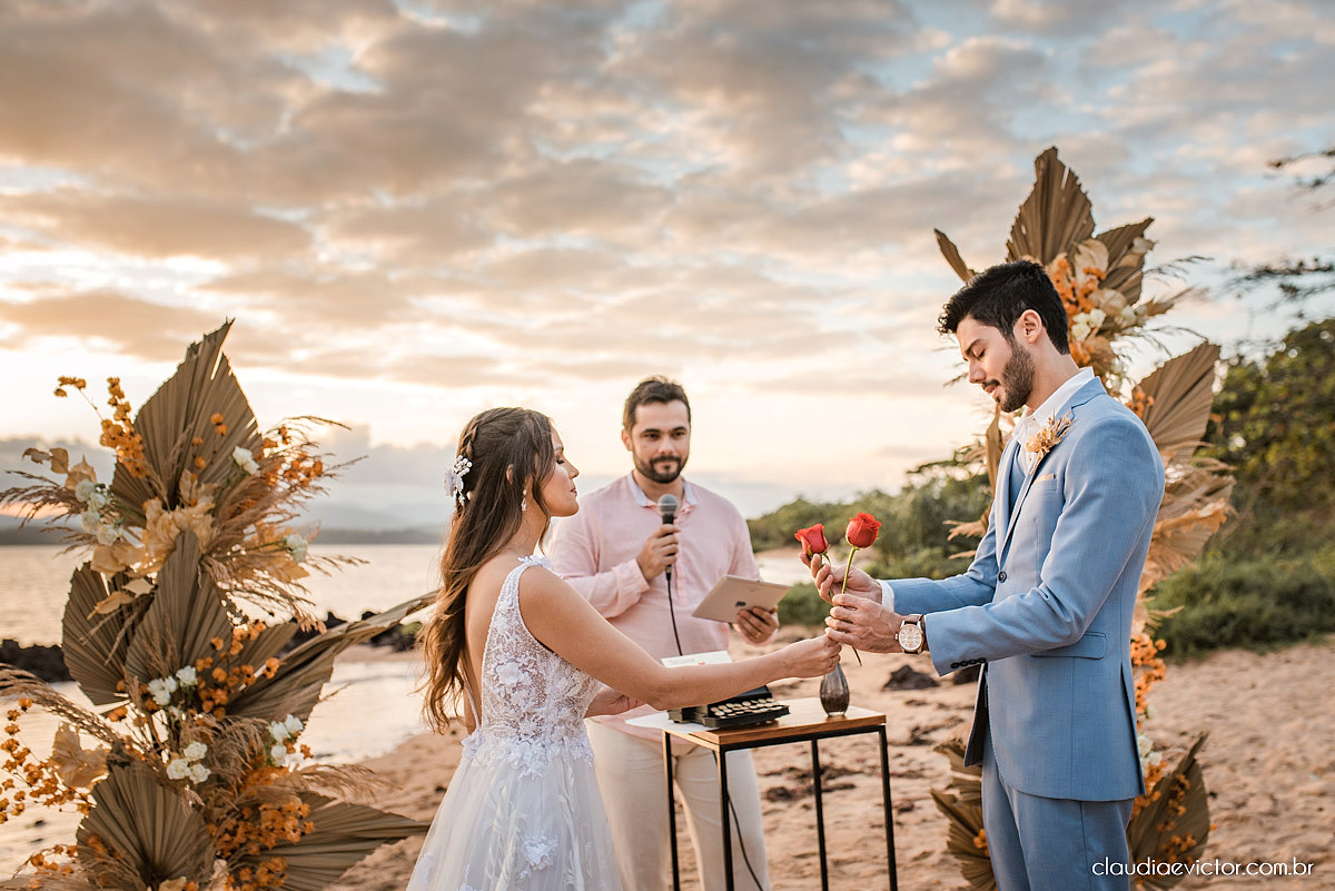 Casamento mini wedding elopment wedding fotógrafos de casamento em vila velha fotógrafos de casamento em vitória na praia Boca da Baleia Castelhanos Anchieta espirito santo es com noivo noiva buquê vestido de noiva e decoração na praia covid-19 Pandemia