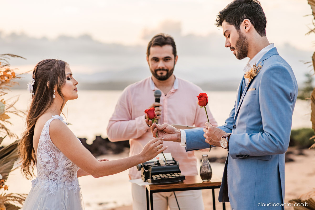 Casamento mini wedding elopment wedding fotógrafos de casamento em vila velha fotógrafos de casamento em vitória na praia Boca da Baleia Castelhanos Anchieta espirito santo es com noivo noiva buquê vestido de noiva e decoração na praia covid-19 Pandemia