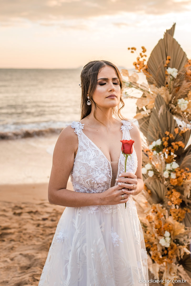 Casamento mini wedding elopment wedding fotógrafos de casamento em vila velha fotógrafos de casamento em vitória na praia Boca da Baleia Castelhanos Anchieta espirito santo es com noivo noiva buquê vestido de noiva e decoração na praia covid-19 Pandemia