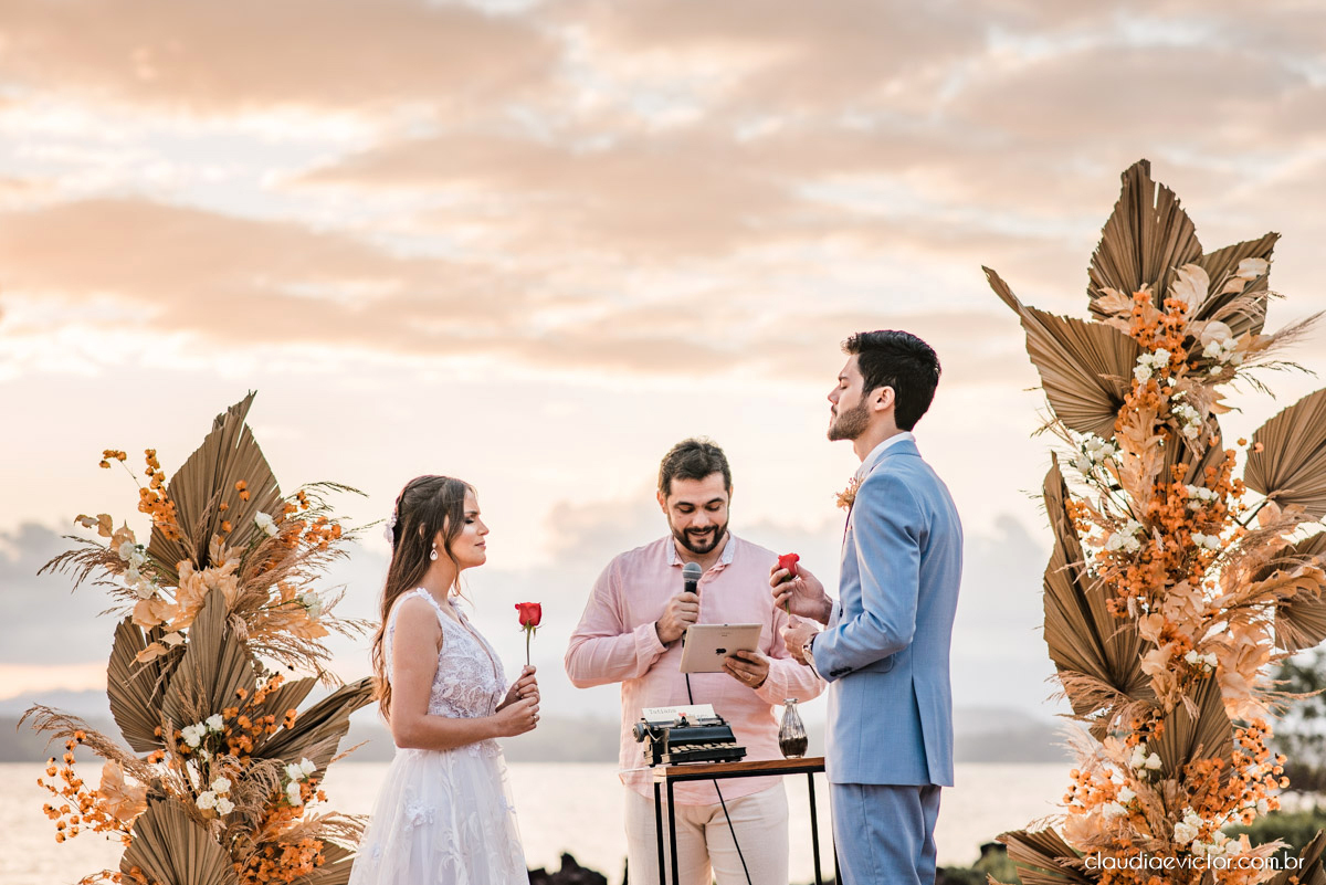 Casamento mini wedding elopment wedding fotógrafos de casamento em vila velha fotógrafos de casamento em vitória na praia Boca da Baleia Castelhanos Anchieta espirito santo es com noivo noiva buquê vestido de noiva e decoração na praia covid-19 Pandemia