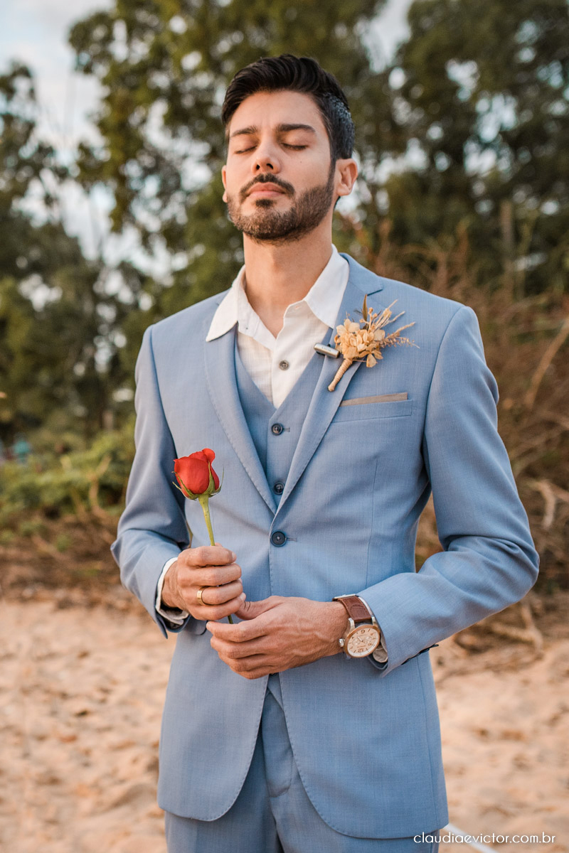 Casamento mini wedding elopment wedding fotógrafos de casamento em vila velha fotógrafos de casamento em vitória na praia Boca da Baleia Castelhanos Anchieta espirito santo es com noivo noiva buquê vestido de noiva e decoração na praia covid-19 Pandemia