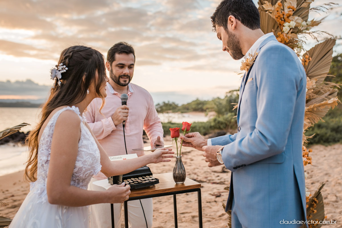 Casamento mini wedding elopment wedding fotógrafos de casamento em vila velha fotógrafos de casamento em vitória na praia Boca da Baleia Castelhanos Anchieta espirito santo es com noivo noiva buquê vestido de noiva e decoração na praia covid-19 Pandemia