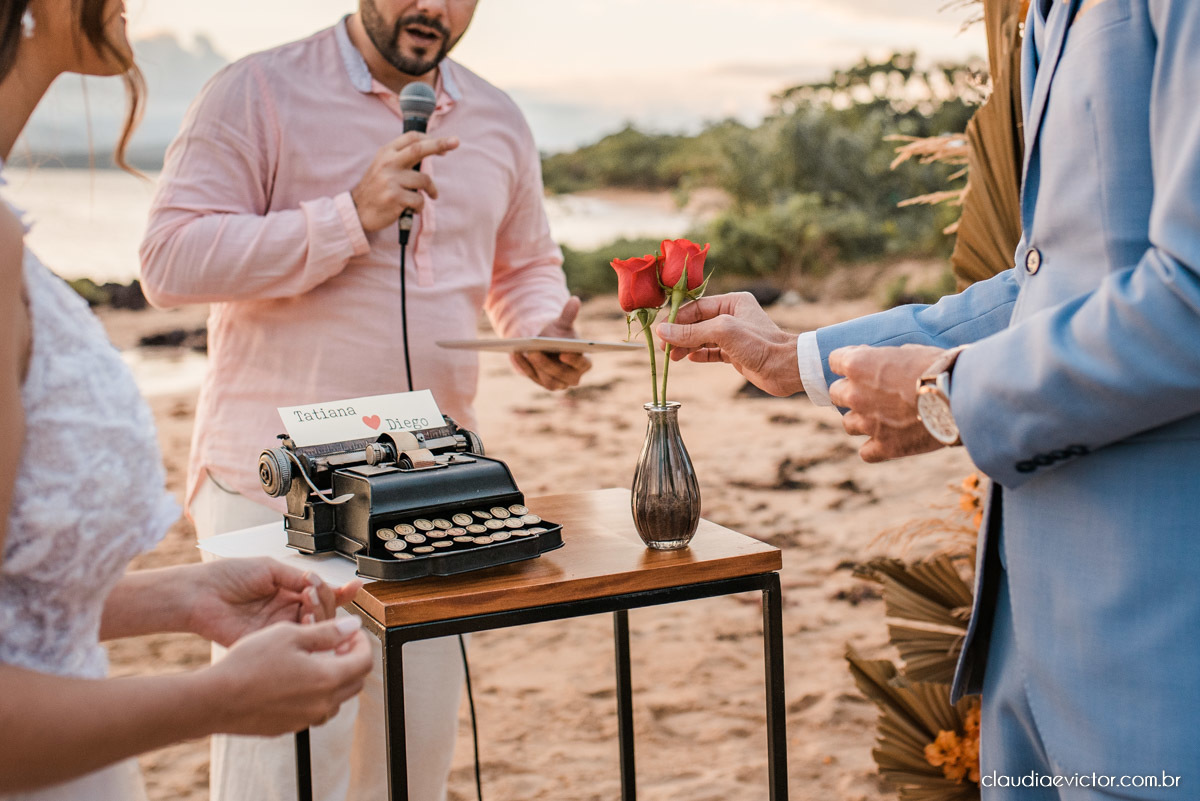 Casamento mini wedding elopment wedding fotógrafos de casamento em vila velha fotógrafos de casamento em vitória na praia Boca da Baleia Castelhanos Anchieta espirito santo es com noivo noiva buquê vestido de noiva e decoração na praia covid-19 Pandemia