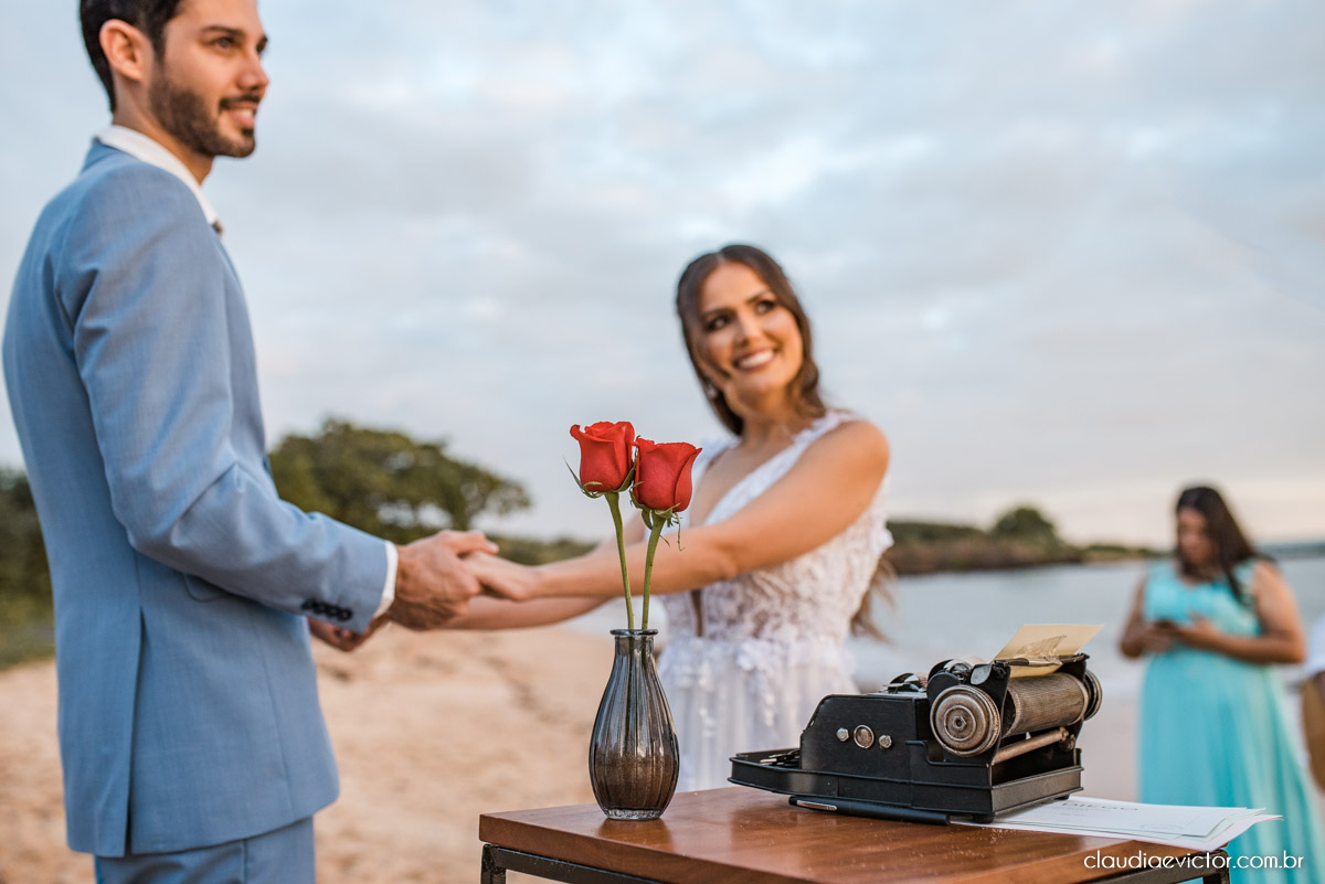 Casamento mini wedding elopment wedding fotógrafos de casamento em vila velha fotógrafos de casamento em vitória na praia Boca da Baleia Castelhanos Anchieta espirito santo es com noivo noiva buquê vestido de noiva e decoração na praia covid-19 Pandemia