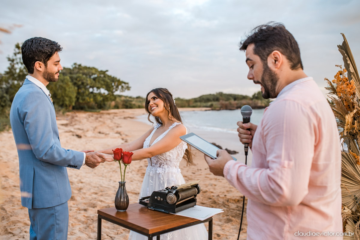 Casamento mini wedding elopment wedding fotógrafos de casamento em vila velha fotógrafos de casamento em vitória na praia Boca da Baleia Castelhanos Anchieta espirito santo es com noivo noiva buquê vestido de noiva e decoração na praia covid-19 Pandemia