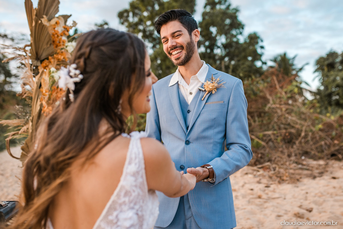 Casamento mini wedding elopment wedding fotógrafos de casamento em vila velha fotógrafos de casamento em vitória na praia Boca da Baleia Castelhanos Anchieta espirito santo es com noivo noiva buquê vestido de noiva e decoração na praia covid-19 Pandemia