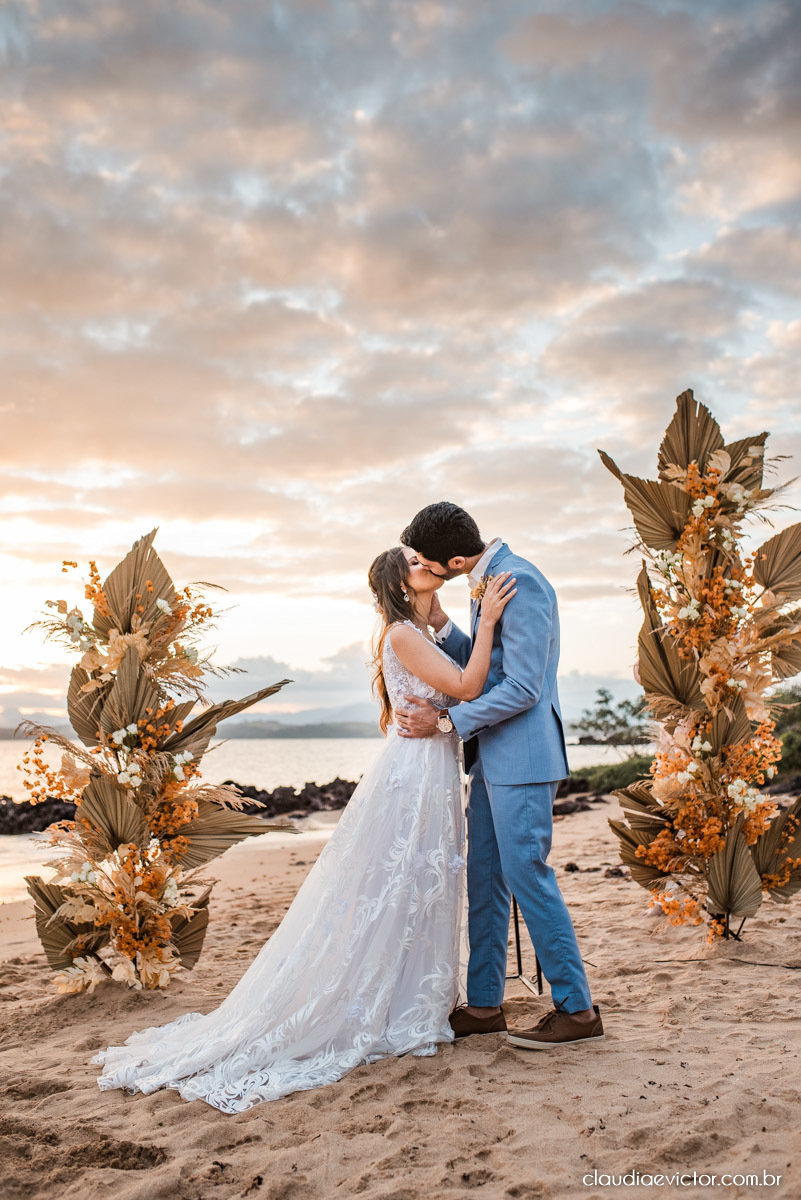 Casamento mini wedding elopment wedding fotógrafos de casamento em vila velha fotógrafos de casamento em vitória na praia Boca da Baleia Castelhanos Anchieta espirito santo es com noivo noiva buquê vestido de noiva e decoração na praia covid-19 Pandemia