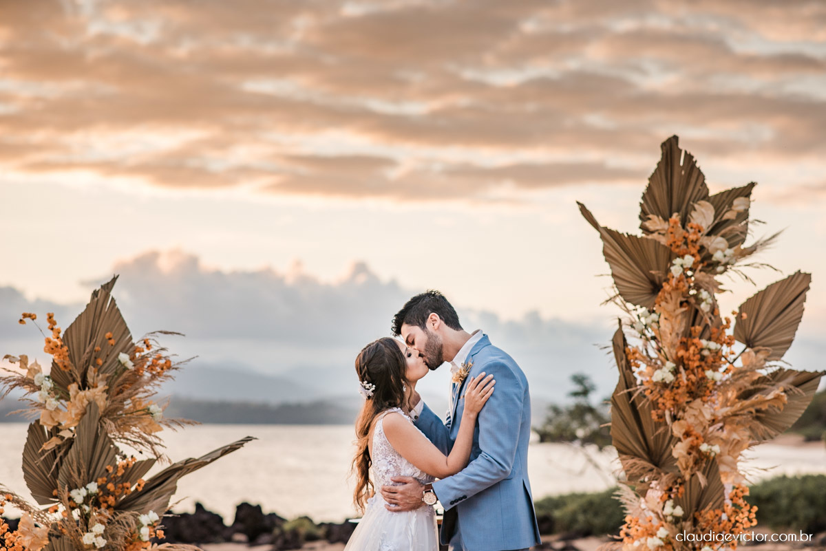 Casamento mini wedding elopment wedding fotógrafos de casamento em vila velha fotógrafos de casamento em vitória na praia Boca da Baleia Castelhanos Anchieta espirito santo es com noivo noiva buquê vestido de noiva e decoração na praia covid-19 Pandemia