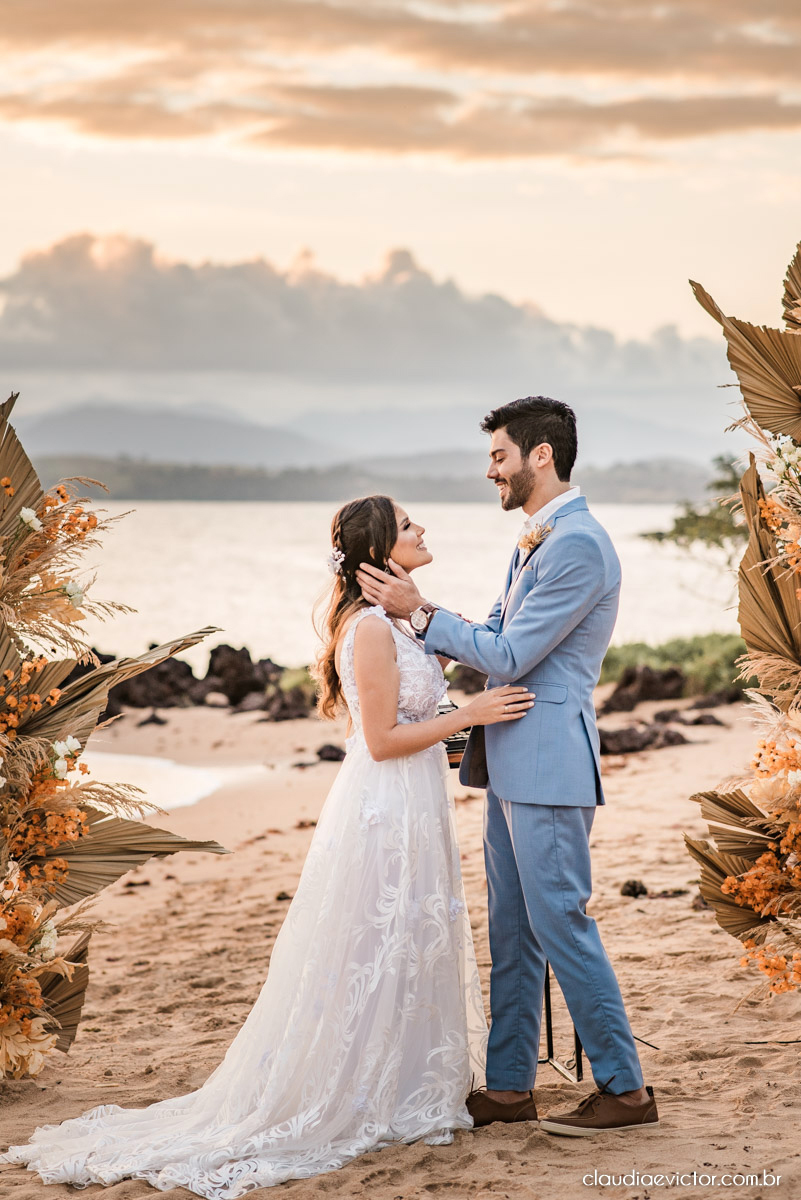 Casamento mini wedding elopment wedding fotógrafos de casamento em vila velha fotógrafos de casamento em vitória na praia Boca da Baleia Castelhanos Anchieta espirito santo es com noivo noiva buquê vestido de noiva e decoração na praia covid-19 Pandemia