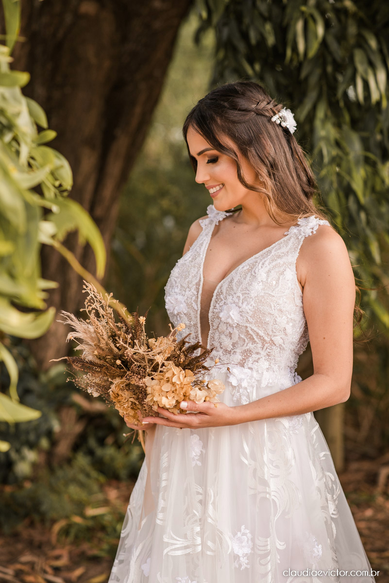 Casamento mini wedding elopment wedding fotógrafos de casamento em vila velha fotógrafos de casamento em vitória na praia Boca da Baleia Castelhanos Anchieta espirito santo es com noivo noiva buquê vestido de noiva e decoração na praia covid-19 Pandemia